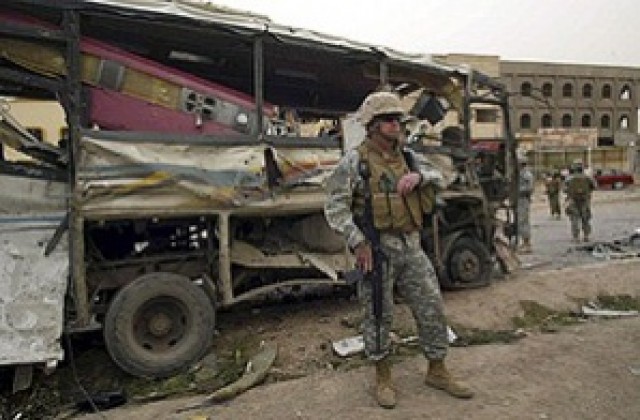 15 жертви на самоубийствен атентат във военна база в Ирак