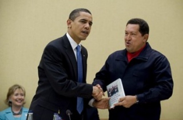 Уго Чавес подари на Барак Обама книга като жест на помирение