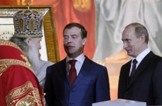 Рози на Великден за патриарх Кирил от Медведев и Путин