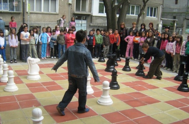 Откриха шахматно поле в двора на V СОУ в Благоевград