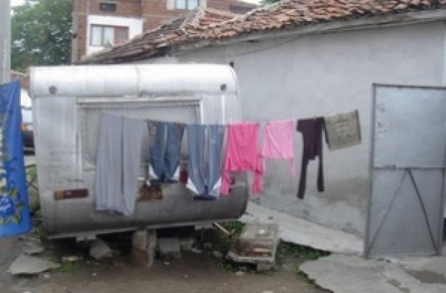 Строят още 60 къщички за пазарджишките роми