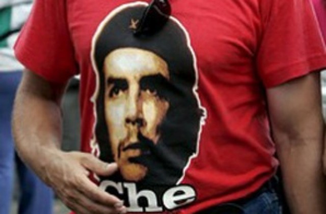 Искат забрана за тениски с лика на Ленин и Че Гевара в Полша