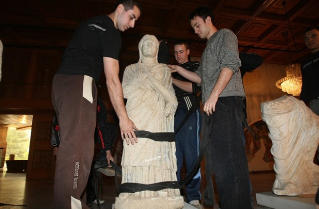 Връщат на НИМ открадната статуя на римлянка