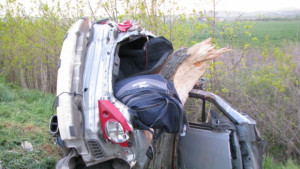 Кола се разцепи на две в катастрофа Шофьорът загина на