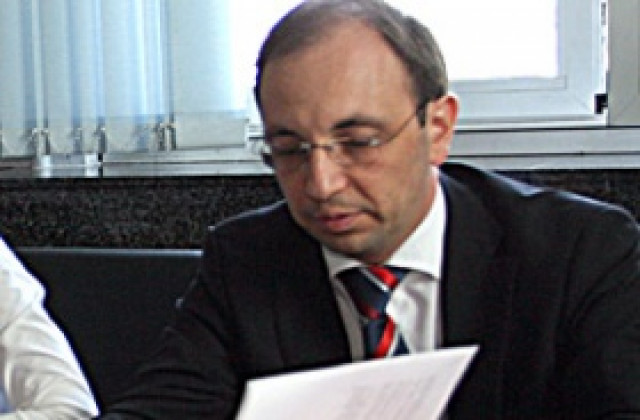 И в министерството на държавната администрация затягат колана