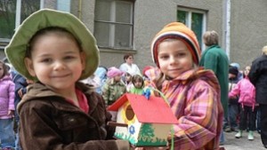 Детска градина 10 се грижи за две зайчета в зоопарка