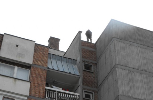 Спасиха самоубиец, щеше да скочи от покрив на седеметажен блок