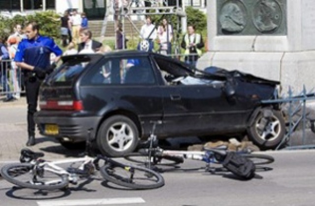 Кола се вряза сред зрителите на парада в Холандия и уби четирима души