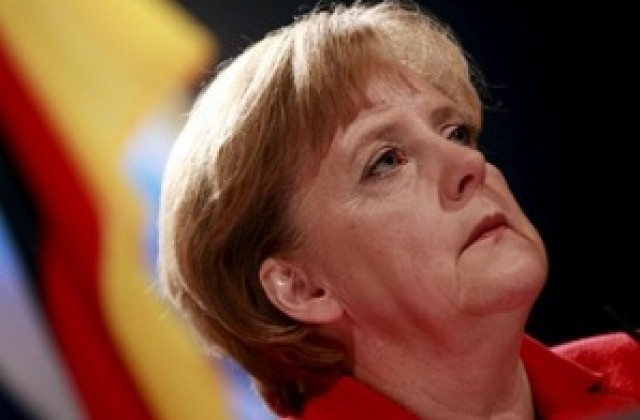 Ангела Меркел се появи по бельо на билборд в Германия