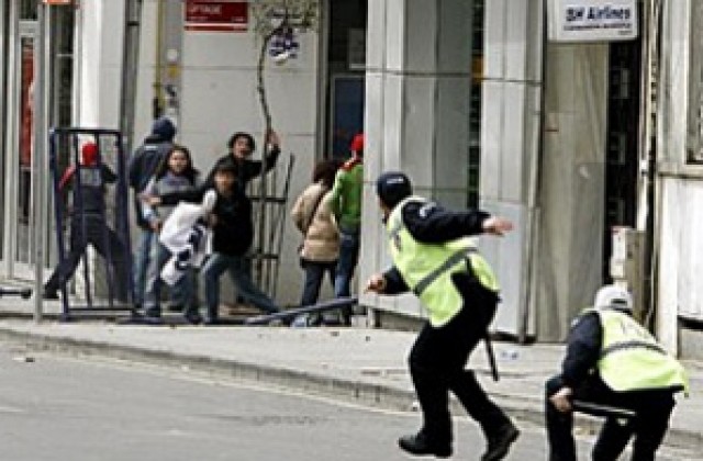 Първомайски демонстрации в Истанбул прераснаха в улични боеве