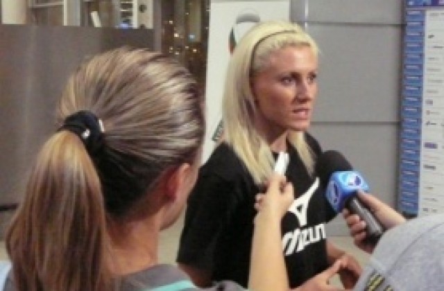 Тезджан получи огромна плюшена играчка от волейнационалките за ЧРД