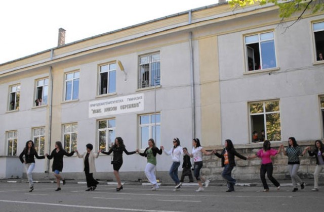 Абитуриенти тропнаха право хоро в последното си голямо междучасие