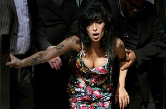 Буря провали първия концерт на Ейми Уайнхаус от месеци