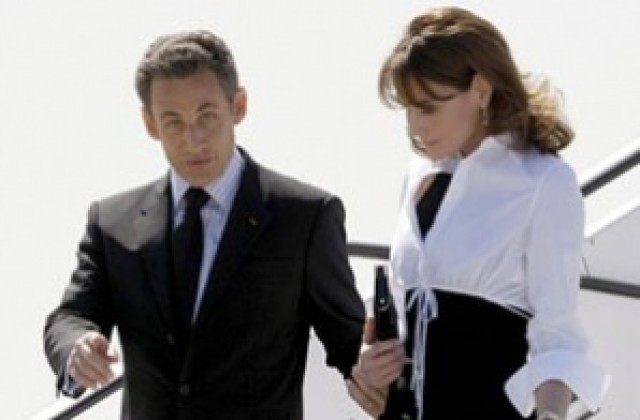 Семейство Саркози купуват любовно гнездо в Париж