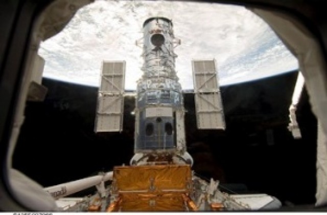 Астронавтите от Атлантис приключиха първото си излизане в открития космос