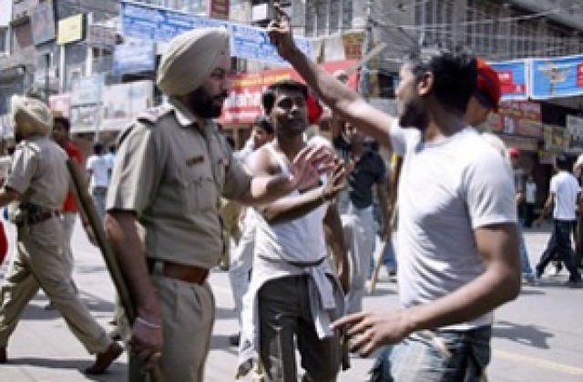 Двама убити и десетина ранени при размирици в Индия