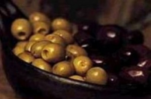 Иззеха 12 тона мухлясали маслини от тържище край Хасково