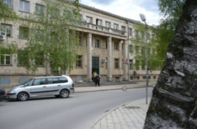 Родилка се водела ученичка в гимназия, чиято директорка е подсъдима за документно престъпление