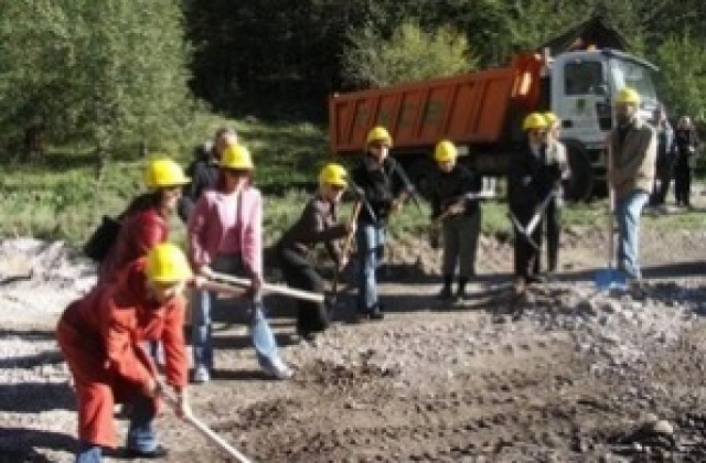 17-метрова лента прерязват журналисти за откриването на моста на р. Белишка