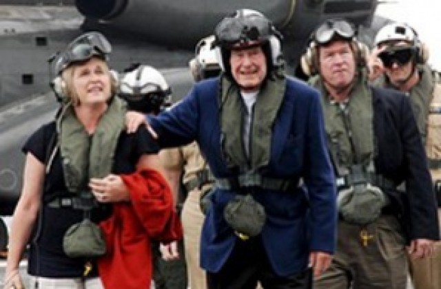 Буш-старши отбелязва 85-ия си рожден ден с парашутен скок