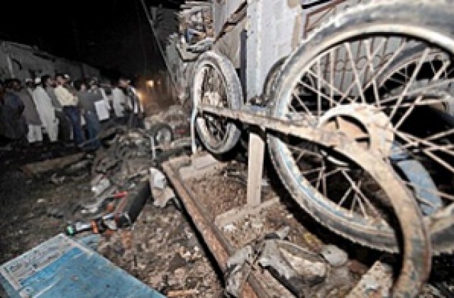 Двама загинаха, а 13 са ранени след самоубийствен атентат в Пешавар