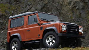 Defender излиза в ограничени версии Ice и Fire