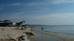 Отпадни води прогонват летуващи от плажа в Кранево