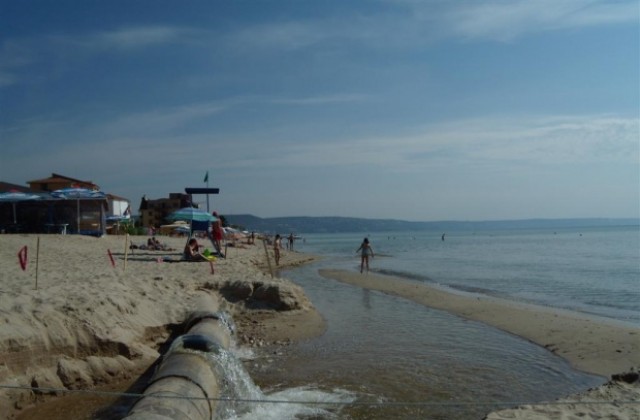 Отпадни води прогонват летуващи от плажа в Кранево