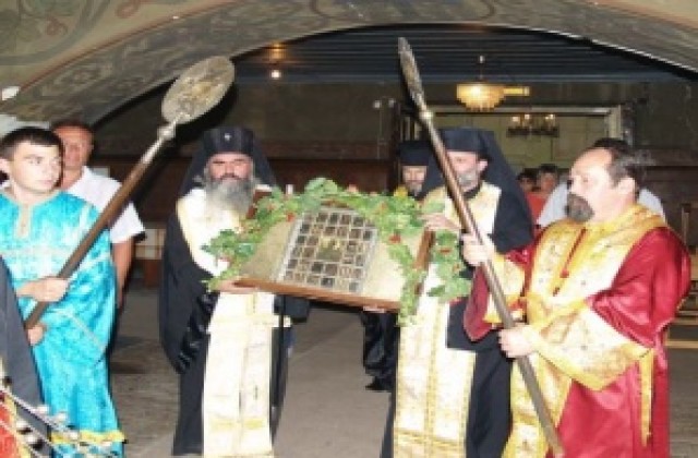 Чудотворна икона пристига във Варна