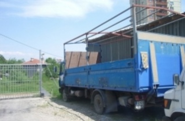 Камион помля крайпътно кафене