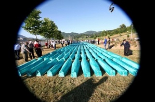 Стотици в Босна почетоха паметта на жертвите от Сребреница