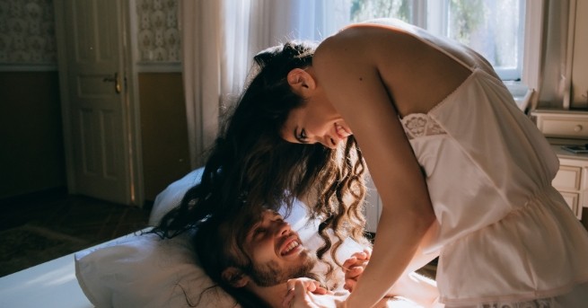 Французите са първенци в класация за летни изневери сред националности