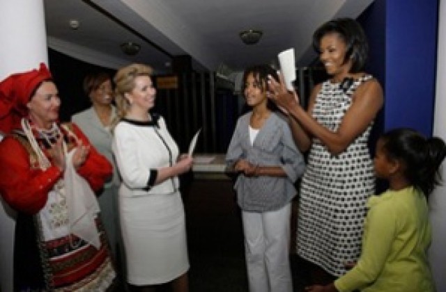 Обама е навсякъде със семейството си