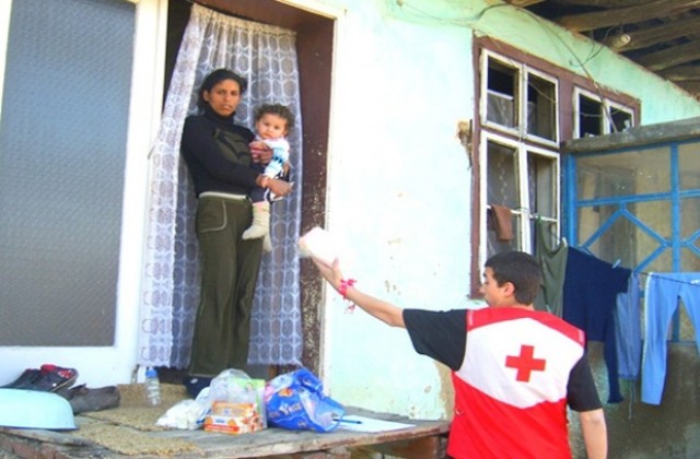 БЧК раздава хуманитарни помощи в столицата