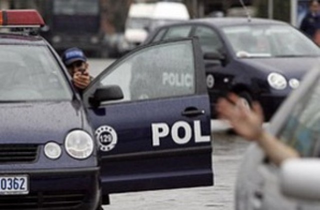 Кола се взриви пред албанския парламент