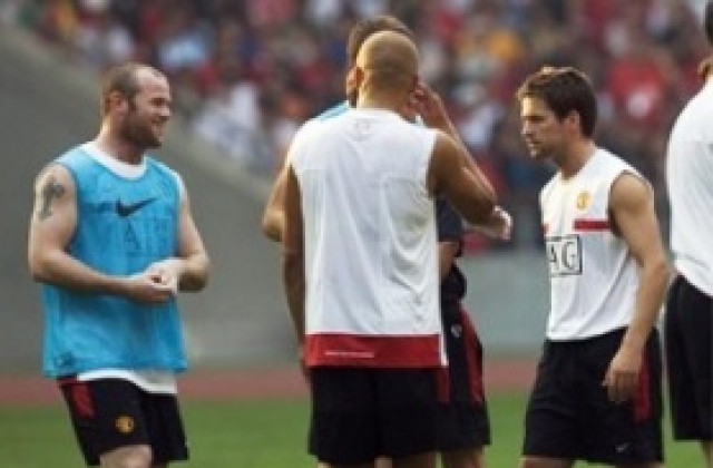 Оуен дебютира за Юнайтед с гол, отличен Бербатов