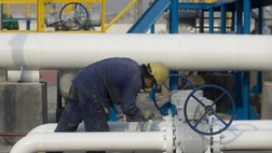 Петролът се задържа над 64 долара за барел