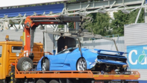 Уникално Bugatti бе разбито на шоу в Москва