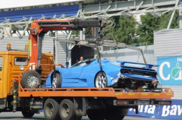 Уникално Bugatti бе разбито на шоу в Москва