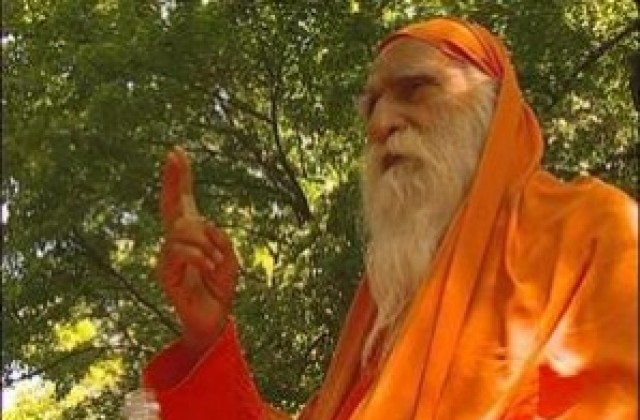 108-годишен гуру показва силата на йога у нас