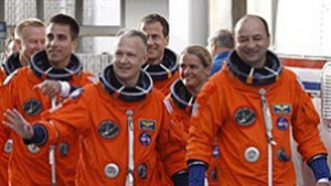 Проблем със скафандър спря космическата разходка на астронавтите от Индевър