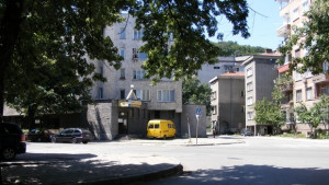Автомобили паркират по тротоарите на Априлов в Габрово