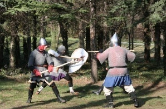 Старобългарски воини мерят сили на крепостта Червен