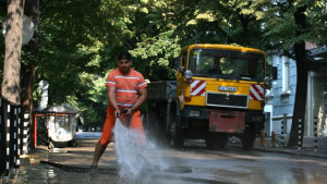 Оросяване с вода започна по столичните улици заради жегите