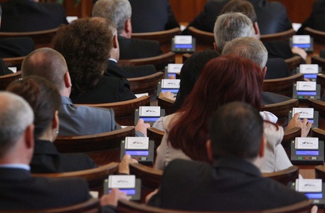 Три седмици без пленарни заседания в НС