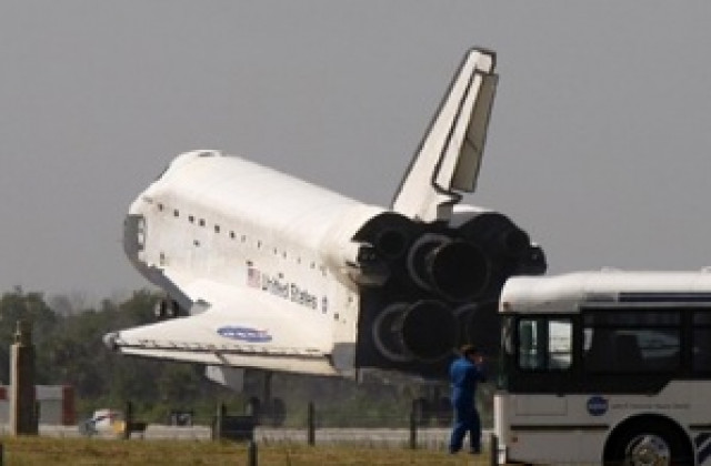 Индевър кацна във Флорида след успешна мисия до МКС