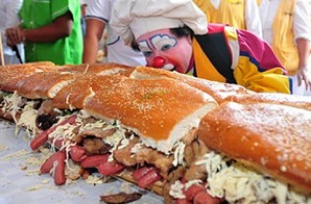 Гигантски сандвич приготвиха в Мексико