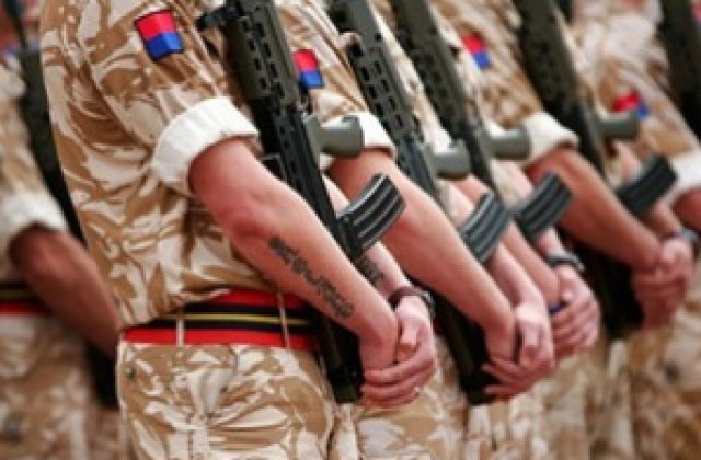 Британските войници са толкова дебели, че животът им е застрашен