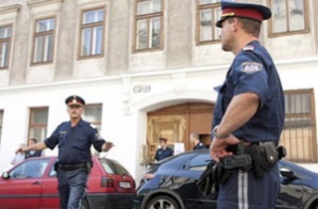 Австрийски инкасатори изгубиха торба с пари, полицай ги гони до банката