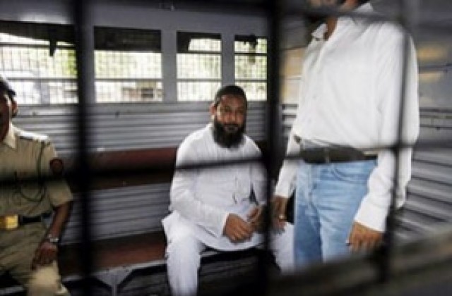 Трима осъдени на смърт за атентатите в Мумбай през 2003 г.